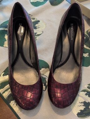 Naturalizer Burgundy Croc-Embossed Leather Pumps
